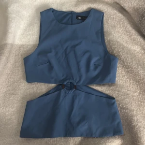 Zara cut-out top  - Super snygg och eftertakdad omtyckt topp med en ringdetalj vid midjan , storlek S men passar även M då den är lite stor i storleken ☺️☺️
