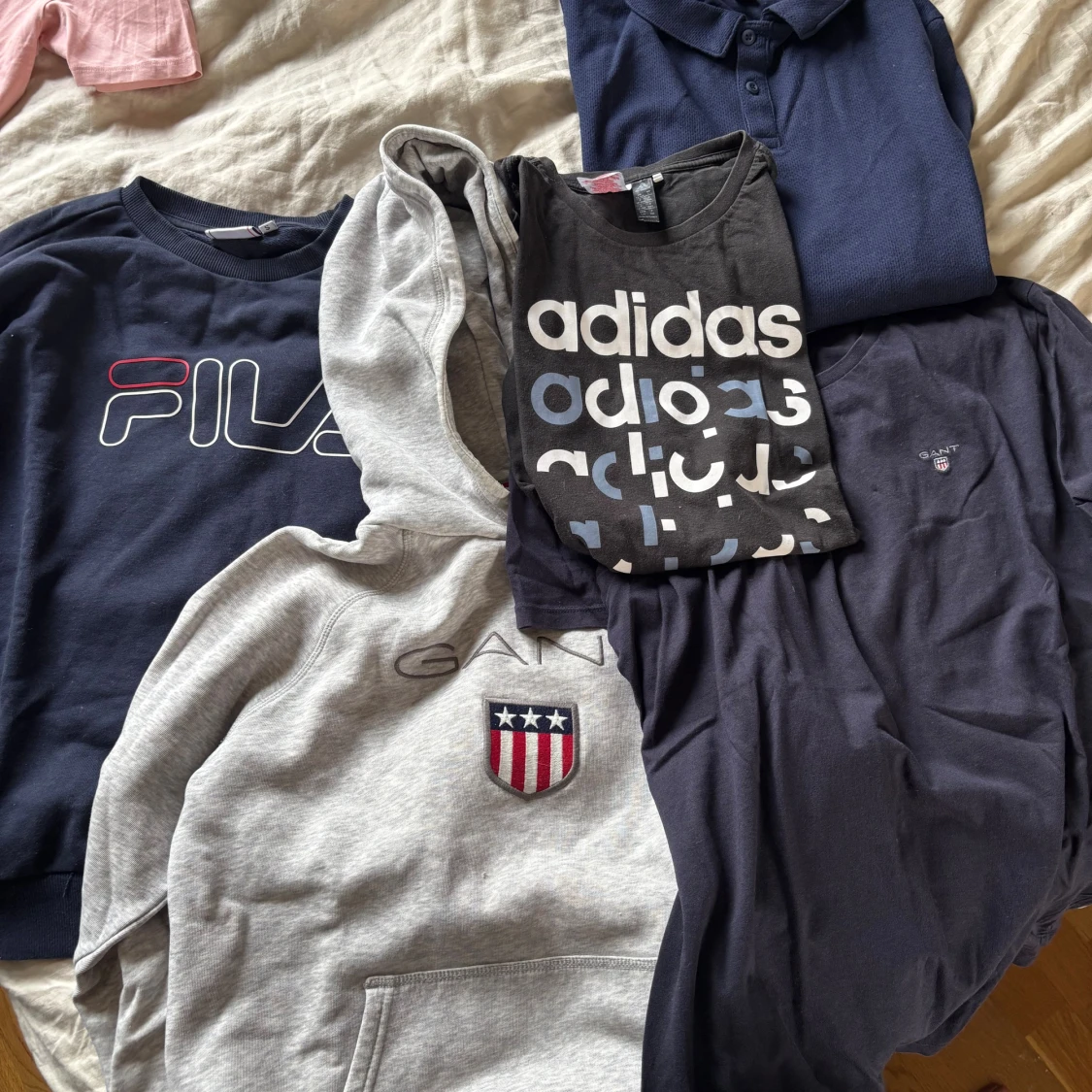 Grå hoodie från GANT med emblem