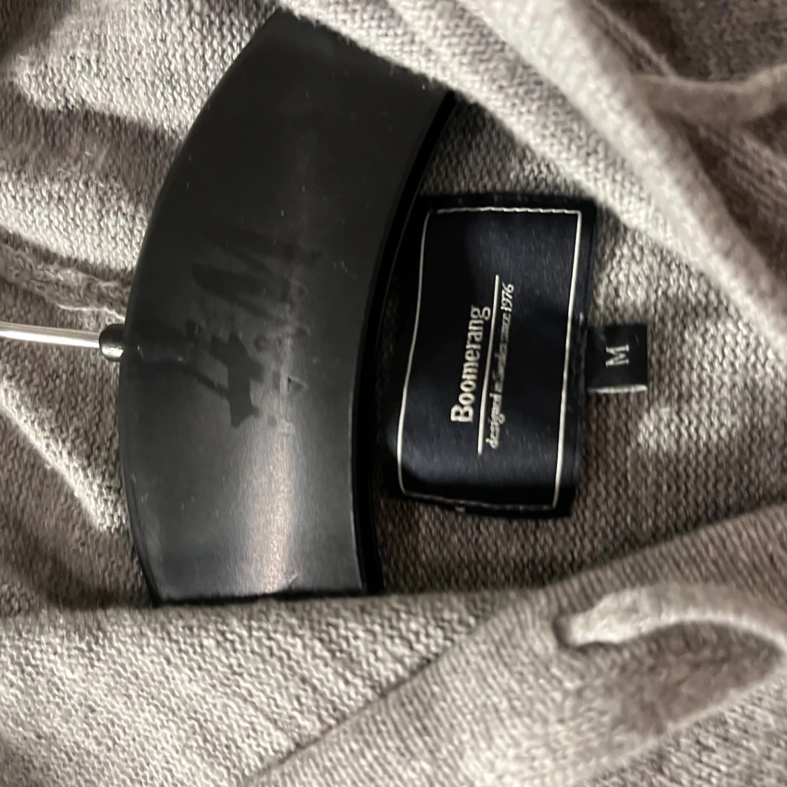 Grå hoodie från Boomerang med knappar - 2