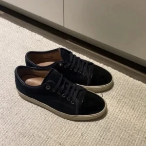 Svarta sneakers från Lanvin - ✨ Lanvin Sneakers – Navy Blue ✨  Snygga och tidlösa sneakers från franska Lanvin i en klassisk navyblå färg.  Storlek: Rekommenderas att gå upp 1–2 storlekar! [40]  Skick: mycket bra skick, endast sparsamt använda och väl omhändertagna. Använda endast vid utvalda tillfällen.  Material: [mocka]  Perfekta både till vardags och för en mer uppklädd casual-look. Originalpris ca [4499].  📦 Snabb leverans och väl paketerade.  Tillägg: (Man får med allting så som box, 2 dustbag, pappret extra skonsören 