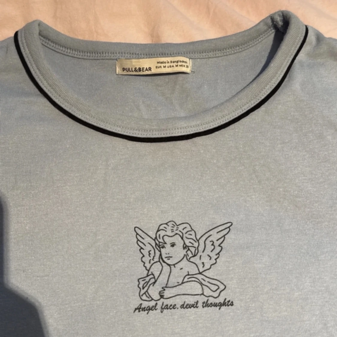 Ljusblå t-shirt med ängel från Pull&Bear - 1