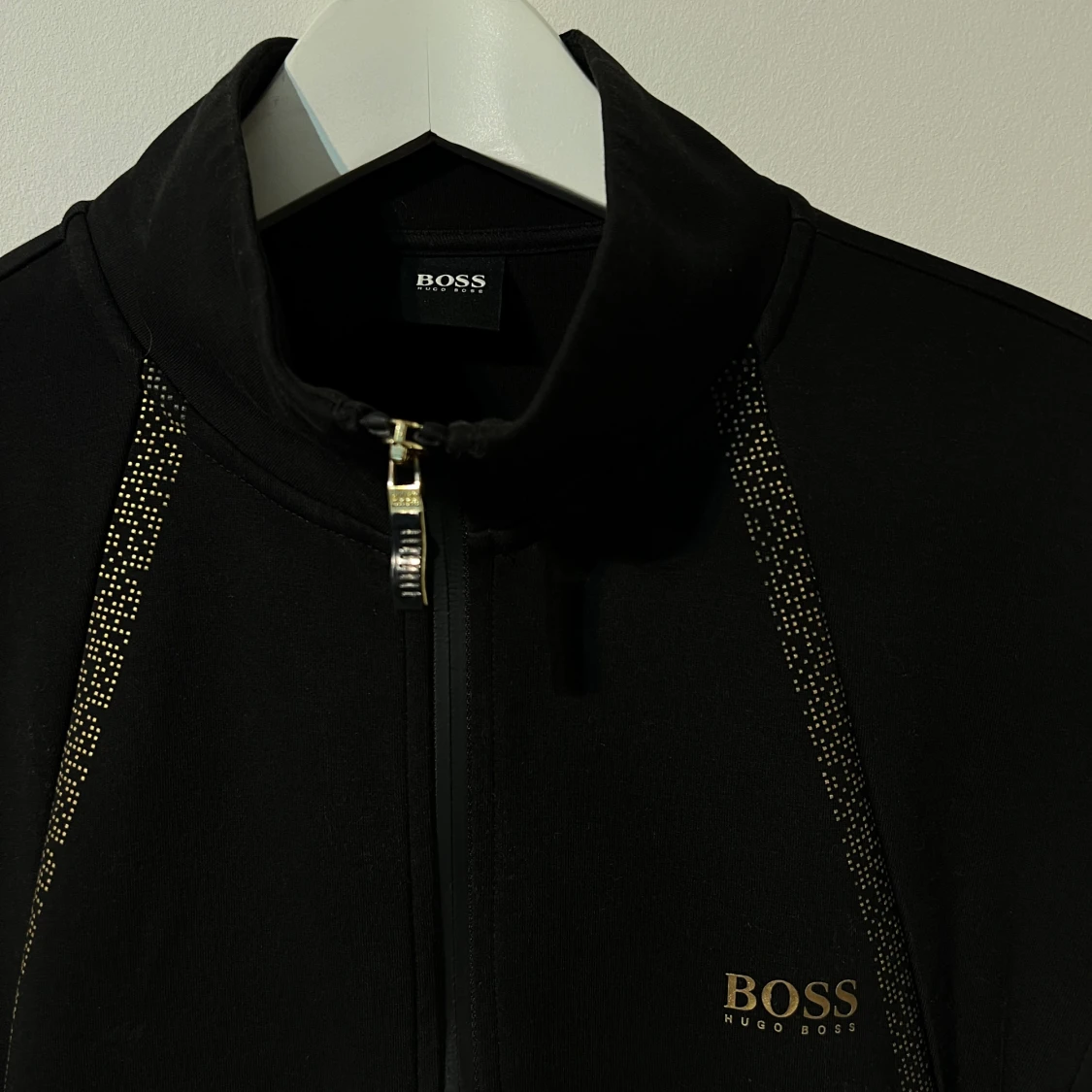 Svart ziptröja från Hugo Boss - 1