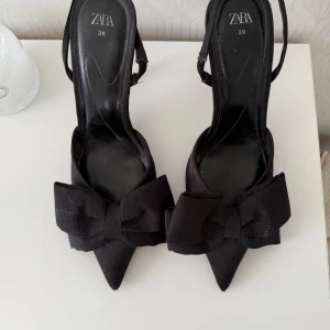 Klackar - Jättefina klackar ifrån Zara, köpta härifrån för ett tag sen och använt en gång jättefint skick 🤩