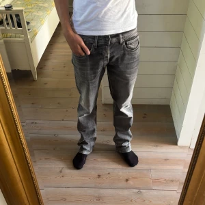 Gråa Replay Grover straight fit jeans - Mörk gråa Replay Grover jeans  i strl w32, l32. Italiensk Straight fit klassiker i denim - snygg look till vardagen. 🇮🇹Autentiska - köpt i Italien. ☑️Jättefint skick, kommer utan defekter. Passar både till T-shirt, lång tröja eller en avslappnad hoodie. 