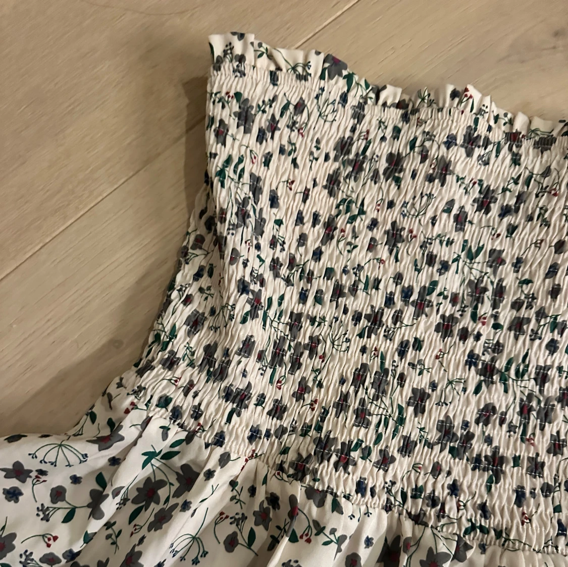 Blommig tubklänning i bomull - 1