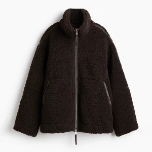 Hm teddy jacka - Den populära jackan från H&M i den nya bruna färgen. Helt slutsåld på hemsidan, säljer pga ville ha lite mer oversize. Helt ny med prislapp på 