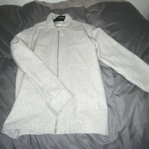 Overshirt - These Glory days - - Mycket fräsch & fin jätte skönt material. knappt använd då den bara ligger i garderoben, storlek medium 👍