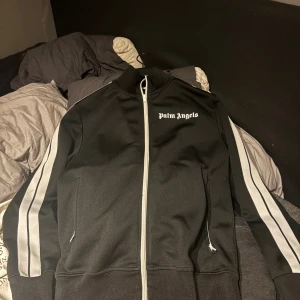 Palm Angels trackjackor svart & röd - Säljer två styckna Palm angels tröjor då jag har slutat använda dom! Båda i bra skick finns tag osv. Köpt för strax över 4000kr styck. Säljer 2000 kr styck 