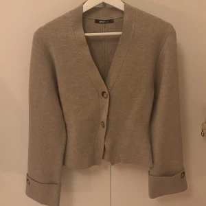 Beige kofta från Gina Tricot  - Säljer den virala koftan ifrån gina. Säljer pga att jag inte hittat användning av den. Använt en gång och trivdes inte i den. Tog tyvärr av prislappen innan jag ångra mig så kan inte lämna tillbaks. Köpte i augusti. 