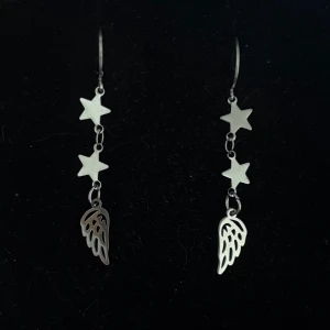 Silvriga örhängen med stjärnor och vingar - Handgjorda och unika silverörhängen 🤩 Öronhängerna är nickelfria och silverpläterade i kirurgiskt stål, resterande av örhänget är i rostfritt stål (ej silverpläterat) 💕🙏 5 cm långa. Alla köp görs via ”KÖP NU” knappen.  💐