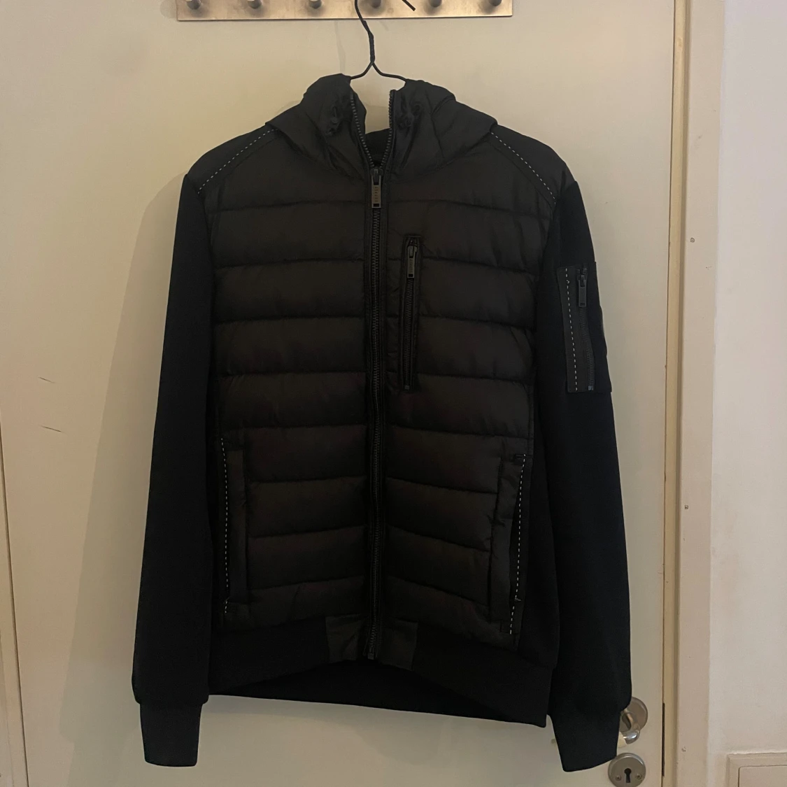 Svart pufferjacka Supply & Demand