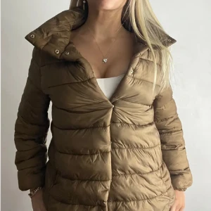 Brun Herno liknande jacka!  - Brun Herno liknande jacka som är en gammal modell från Mango. Perfekt till hösten! Storlek M men passar S, inga defekter och snygga kuldknappar! Tryck köp nu! 