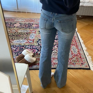eleanor jeans från brandy melville 💞 - köptes förra året, har ett hål under högra knät! (pris går att diskuteras) 💞💞liten reva brevid bakfickan, lätt att fixa om man är duktig på att sy!