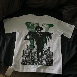 Vlone farms t shirt (limited edition) - Säljer en sprillans ny clean vit t-shirt från VLONE med 'Superior Supply Co' print på framsidan och det klassiska V printet på baksidan med en riktigt snygg design. Klassisk rund hals och korta ärmar. Materialet är mjuk bomull och taggen med VLONE-loggan medföljer samt original paketeringen!