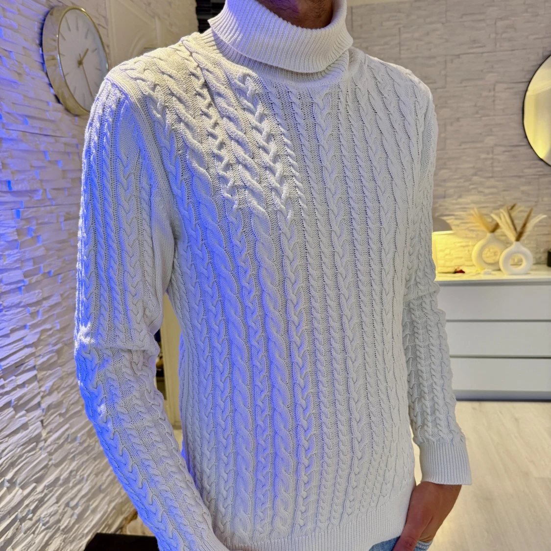 Vit stickad polotröja med kabelmönster - 1