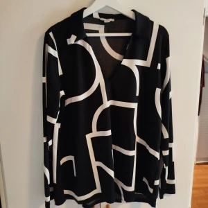 Blusar storlek L helt nya - 2 blusar en svart och en vit. Helt nya storlek L på båda. Säljes i väldigt fint skick. Båda för 270kr