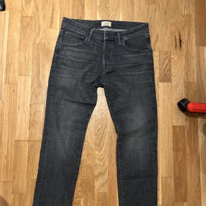 Svarta jeansbyxor från HM - Snygga svarta jeansbyxor från jacknjones. HELT NYA ALDIG ANVÄNDA .Jeans med klassisk femficksdesign och diskret tvättad look. Byxorna har raka ben och normal passform, tillverkade i mjukt jeanstyg. Perfekta för dig som gillar stilrena och tidlösa jeans. Strorlek 33 30