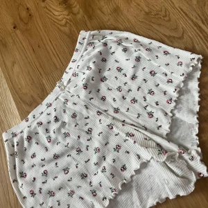 Vita blommiga shorts med volangkant - Söta shorts, xs, korta, minns ej vart ifrån 
