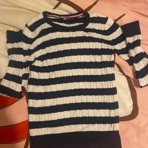 Randig stickad tröja från Gina Tricot - Basic randig tröja från Gina tricot. Supermjuk och skön att ha på sig.