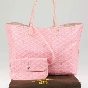 Rosa shoppingväska från Goyard - Superfin rosa shoppingväska från Goyard med klassiskt mönster och matchande liten necessär. Väskan har två långa handtag och är perfekt för dig som vill ha plats med allt. Tillverkad i slitstarkt material med lyxig känsla.