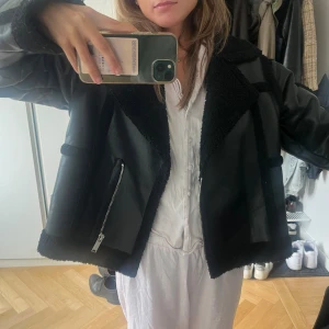 Svart teddyjacka från Gina Tricot XS - Såå snygg jacka och väldigt bra skick! Jackan är väldigt varm så passar perfekt till kallare dagar!