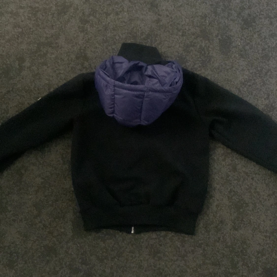 Blå och svart pufferjacka från LeVon - 2