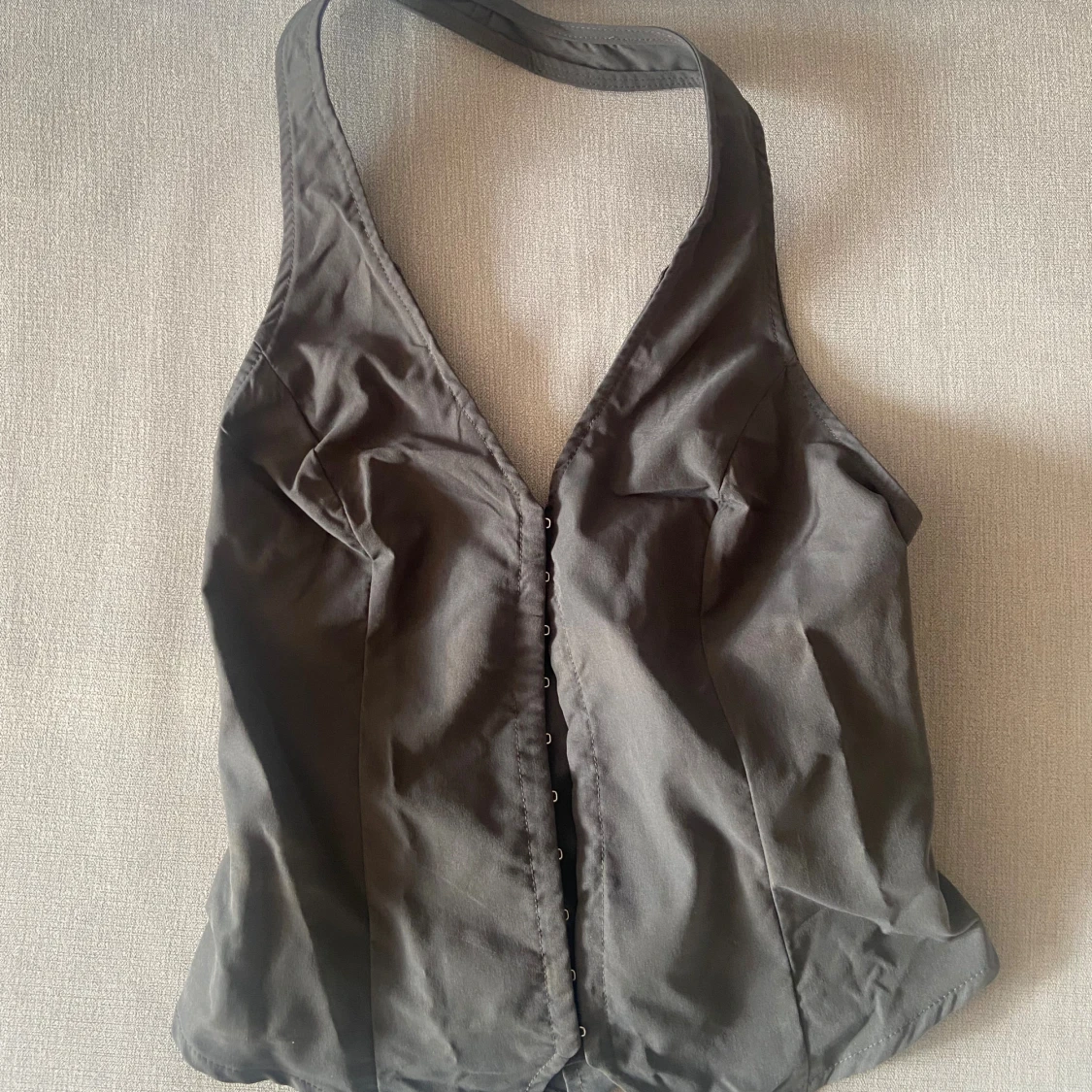 Grå korsett-topp med knäppning