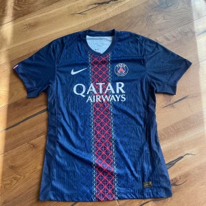 PSG matchtröja Nike blå röd L - Använd en gång. För liten. Extremt bra kvalitet.