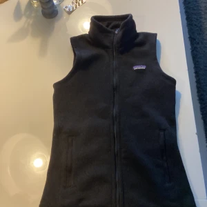 Svart fleeceväst från Patagonia - Svart Patagonia fleeceväst. Storlek S. Säljer den pga för att den är för liten för mig.