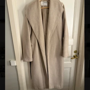 Beige kappa från Selected Femme - Beige kappa från Selected Femme i ull. Använd 2 gånger endast, så i nyskick. Köptes för 3499 kr.