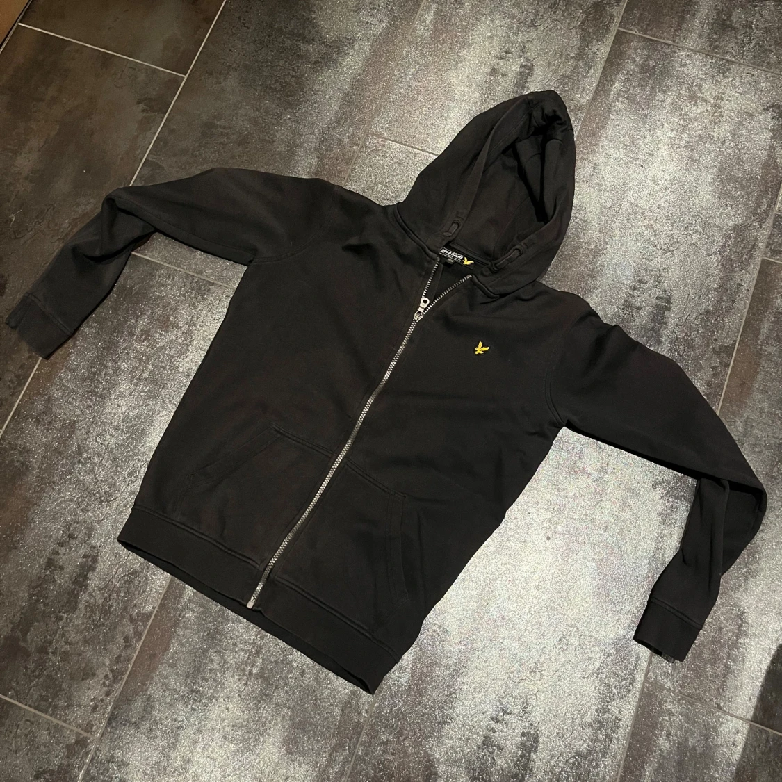 Svart hoodie från Lyle & Scott