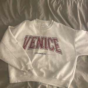 Grå sweatshirt VENICE från ISTAY - Grå sweatshirt från ISTAY med stort vinrött tryck på bröstet💘