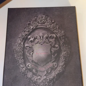 Kill This Love - En exklusiv fotobok fylld med snygga bilder, posters och samlarkort från BLACKPINKs ikoniska 'Kill This Love'-era. Perfekt för fans som vill komma närmare sina idoler och få inspiration av deras unika stil och energi. Denna albumen har en Jennie pc, cd, photo book, lyrics klistermärke, poster och mycket mer.
