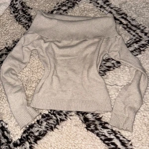 Beige off shoulder tröja  - Beige off shoulder tröja från Gina Young. Storlek: 152