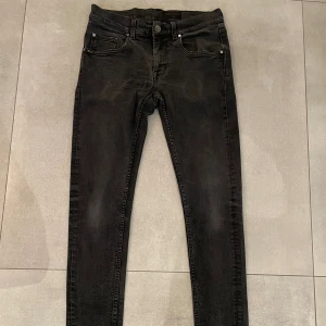 Tiger of sweden jeans svarta - Säljer ett par svarta slim jeans från Tiger of Sweden. Jeansen har klassisk femficksdesign, smal passform och är tillverkade i stretchigt denimtyg. Passar nog perfekt på dig som är ungefär 170-175. Perfekta för dig som gillar en stilren look med edge. Storleken är W31 L32 men är slim så sitter tight på mig som år ungefär 185! Skicket är nyskick! Hör av dig vid minsta lilla fundering eller mer bilder!🤩