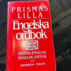 Prismas lilla engelska ordbok - Perfekt för dig som vill förbättra din engelska! Denna ordbok innehåller cirka 30 000 uppslagsord, modernt ordförråd, enkla uttalsanvisningar, grammatik och parlör. Svensk-engelsk och engelsk-svensk del – smidig att ta med överallt.