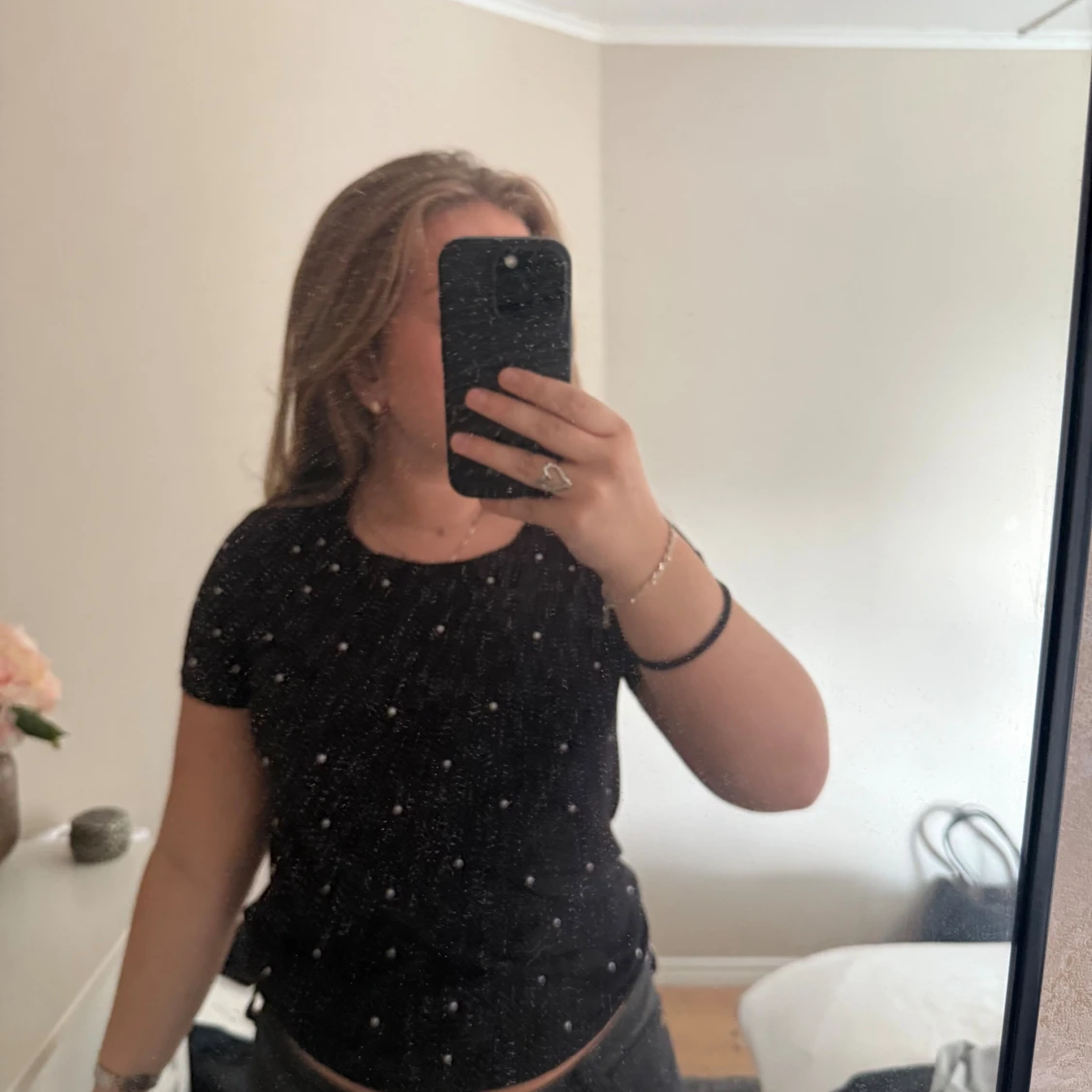 Svart croppad prickig topp