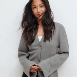 knitted sculptured cardigan - Snygg grå cardigan jacka med v-ringning och stora knappar framtill. Jackan har lång ärm och en loose passform, perfekt för lager-på-lager. Enkel och stilren design som funkar till många outfits. Aldrig använd men prislapparna borta🥰