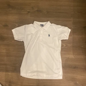 Polo pike  - Polo pike. Knappt använd nästan helt ny. Storlek S. Om du vill ha en tajt fit så är detta något för dig.