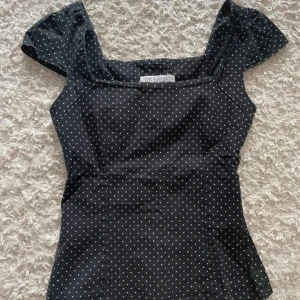 Söt prickig topp🥹 - Jättefin topp i storlek xs💕💕💕