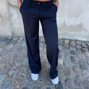 lågmidjade kostymbyxor  - Marinblå lågmidjade kostymbyxor i storlek 34 från design by si, använda max 5 gånger så fint skick💓