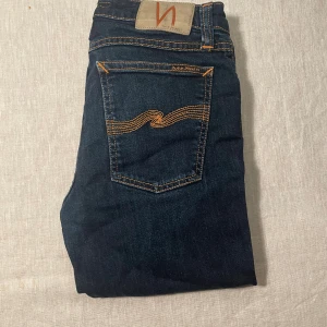 Mörkblå jeans från Nudie Jeans - | märke: Nudie Jeans | plagg: jeans | skick: 9/10 | storlek: W29 L32 | nypris: 1500kr | mitt pris: 349kr | färger: mörkblå | pris kan diskuteras | hör av dig vid minsta fråga eller fundering // MatteoResell |