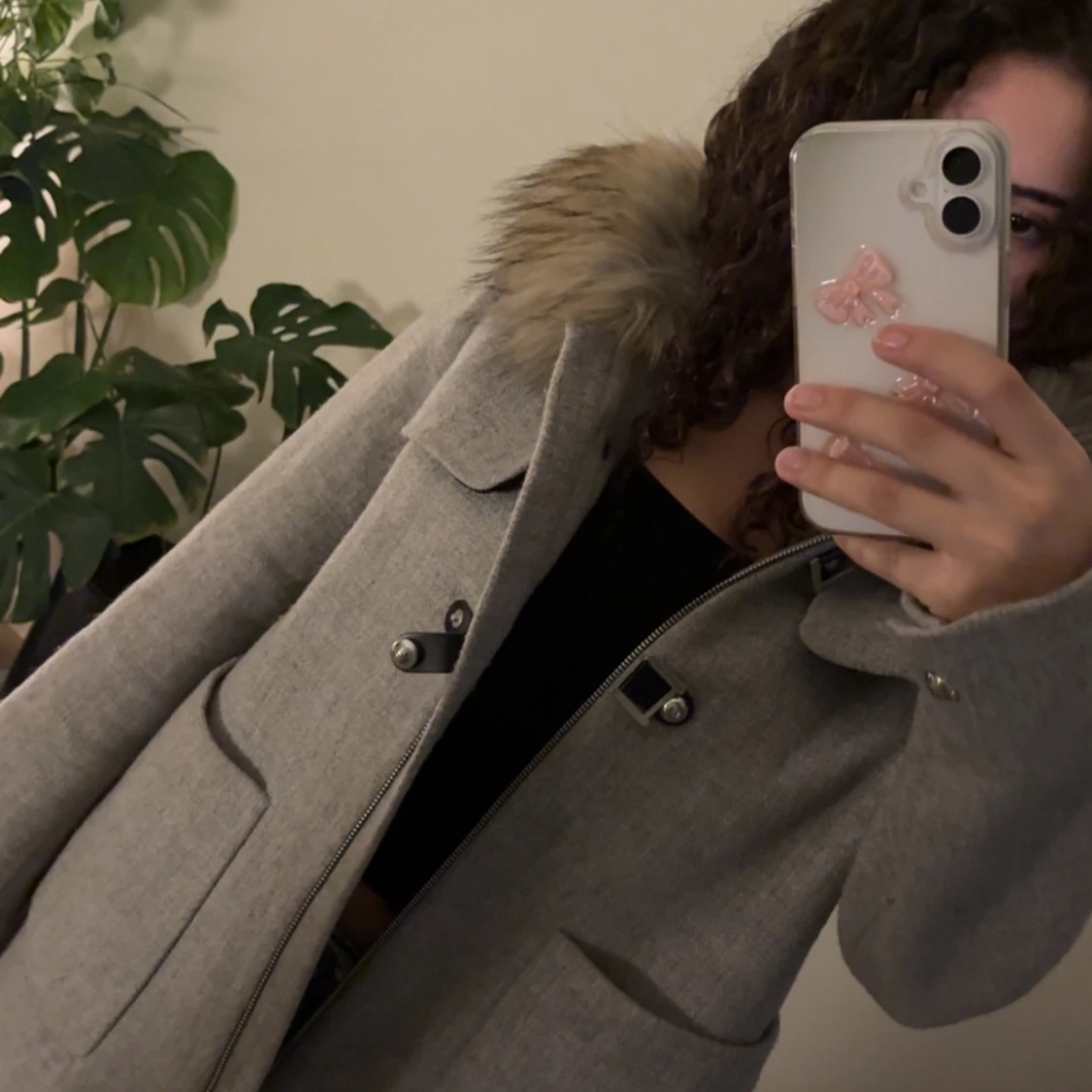 Ljusgrå kappa med fuskpäls