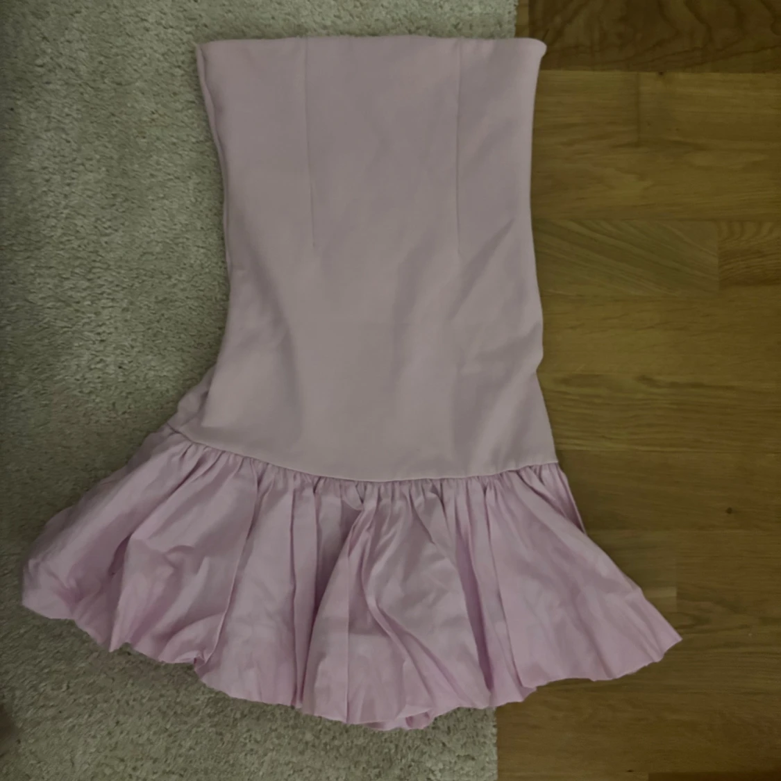 Axelbandslös rosa volangklänning