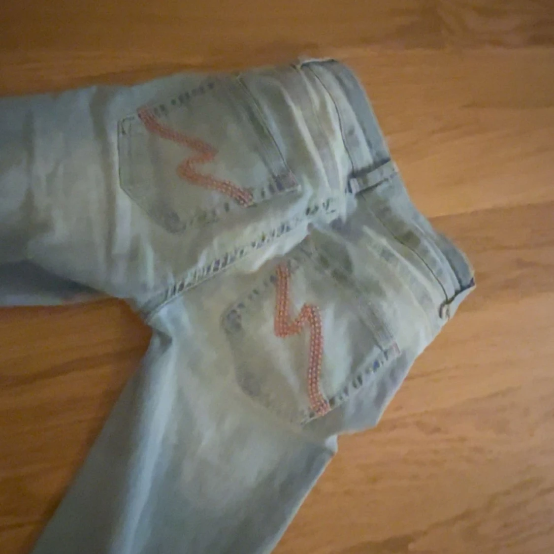 Ljusblå bootcut jeans med röd detalj - 1