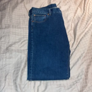 Blå Weekday jeans  - Snygga blå jeans från Weekday med klassisk femficksdesign. Har inte så mycket att tillägga är i storlek 30/32 och det håller jag med om. 