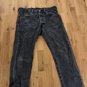 Levi's 501 svarta jeans straight fit - Kvitto finns, har blivit lite för tajta för mig