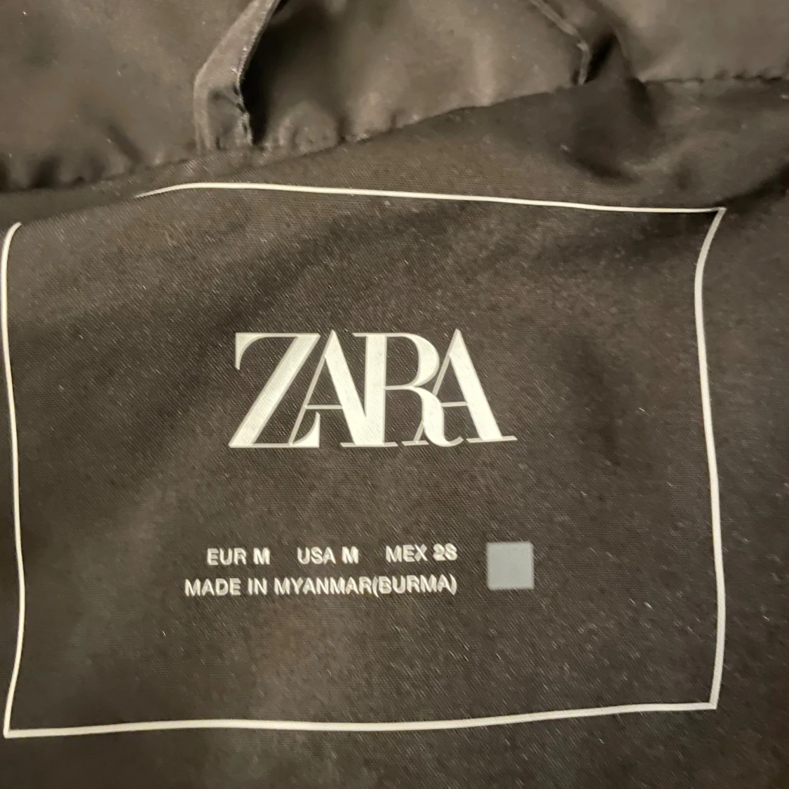 Svart dunväst med huva från Zara - 3