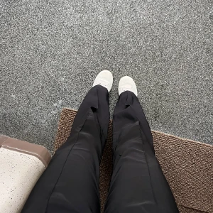 Svarta lågmidjade kostymbyxor - Så gott som oanvända, lågmidjade och långa. Ny pris 699kr