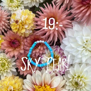 Blått armband med pärlor - Armband med turkosblå platta pärlor och tre vita runda pärlor som accent. Färgglad och somrig design som sticker ut på handleden. Perfekt accessoar för dig som gillar färg och vill ha något unikt.